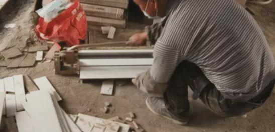 地砖刚铺好,业主就反问师傅你自己家装修会这样做吗