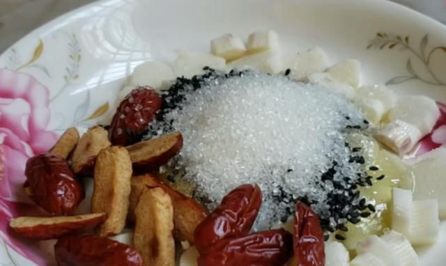 山药又出新吃法,加一把芝麻,简单一做,松软香甜,孩子抢着吃