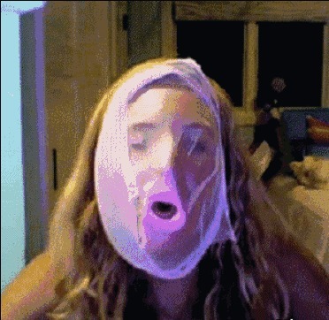 |搞笑GIF:烤榴莲还是第一次见,不知道吃起来啥味道