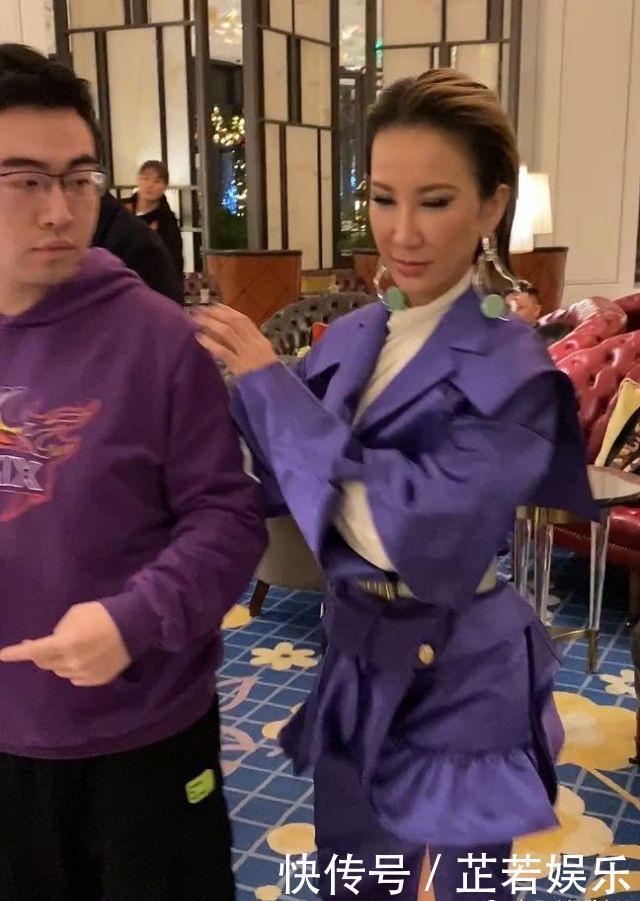 李玟终究是抵不过岁月!穿紫色套装脸色蜡黄,浮夸眼妆却挺显老