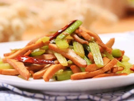 脆爽|芹菜炒香干时,需要焯水吗?用对方法,西芹脆爽,营养不流失