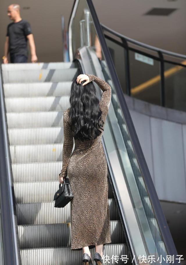 黑白灰 连衣裙要搭配一双浅色的鞋子,才能避免单调无趣,都很方便