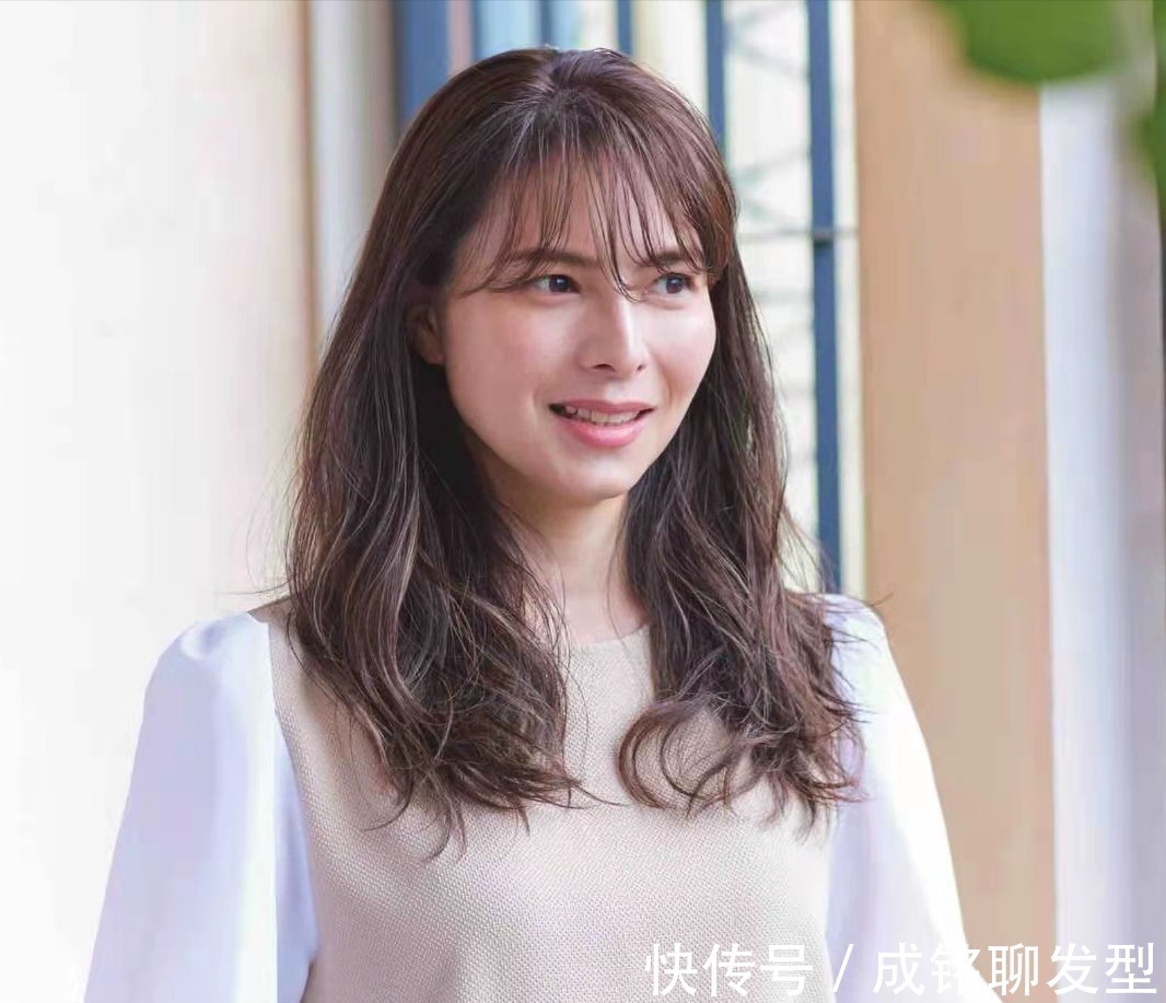 头皮 四五十岁的女人做发型,要记住这“三不选”,不仅俗气又影响品味