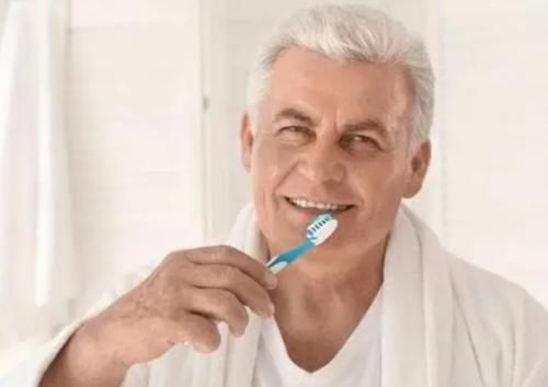 臭味|年龄大了会出现“老年臭”?提醒:50岁后若做好4件事,老了没味