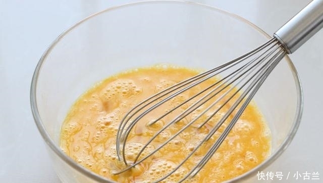 金黄|不和面不擀面的早餐饼,手快5分钟就上桌,金黄红润有食欲