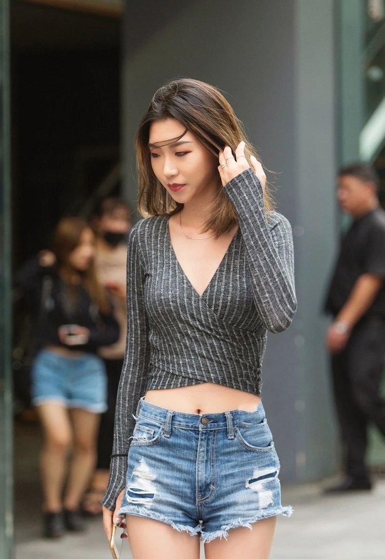俏丽|街拍:优美长袖紧身衣搭配,自然修颜时尚俏丽!