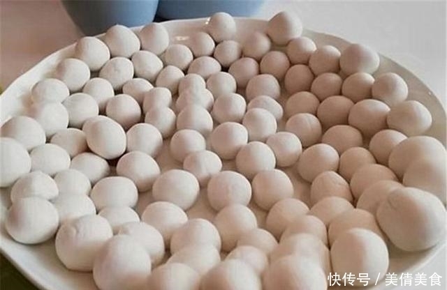热气腾腾|糯米面搓成球，加点红糖煮，一碗热气腾腾的糯米小圆子就出锅