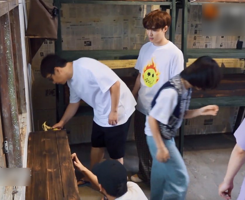 倉(cāng)庫(kù)|大家在干活黃磊卻偷懶走一邊，但看到張子楓動(dòng)手時(shí)，他的反應(yīng)亮了