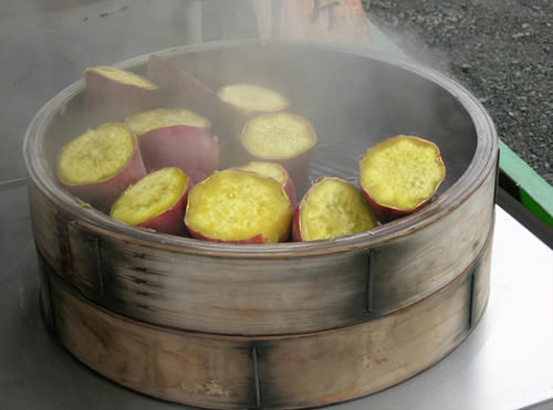 做法|蒸红薯,像很多人都是直接洗净冷水上锅蒸的,这才是正确做法,甘甜又松软