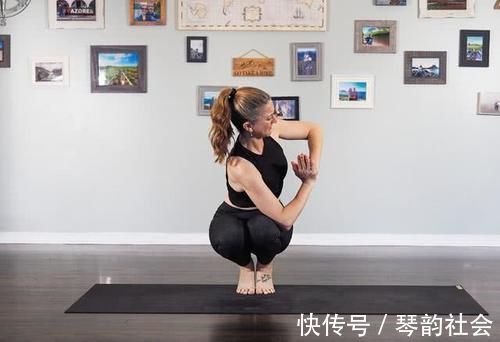 臀部|一个不太常见的瑜伽体式,挑战核心和手臂力量,你解锁了吗