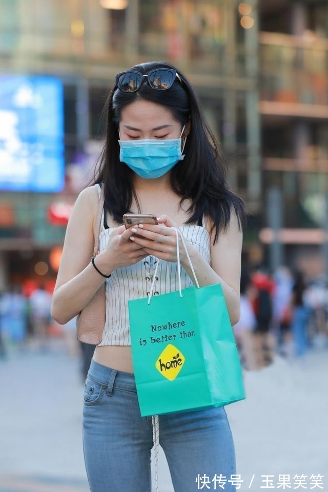 小白 条纹条带搭配喇叭牛仔裤,简约百搭休闲显瘦,时尚优雅的最美诠释!