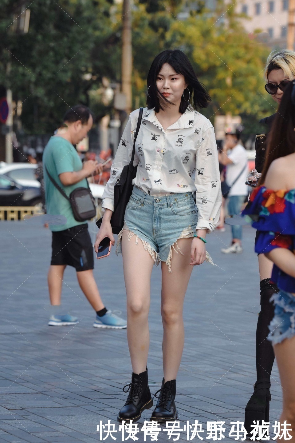 马丁靴|设计感十足的牛仔裤,高级时尚,塑造个人风格