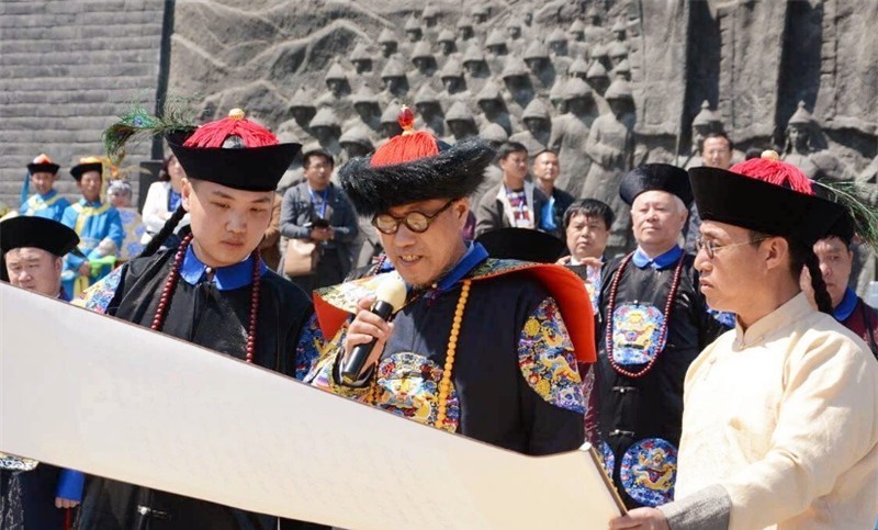 盛世|他自称是乾隆后代,手戴3亿的宝戒,专家要求上交,被他一口回绝