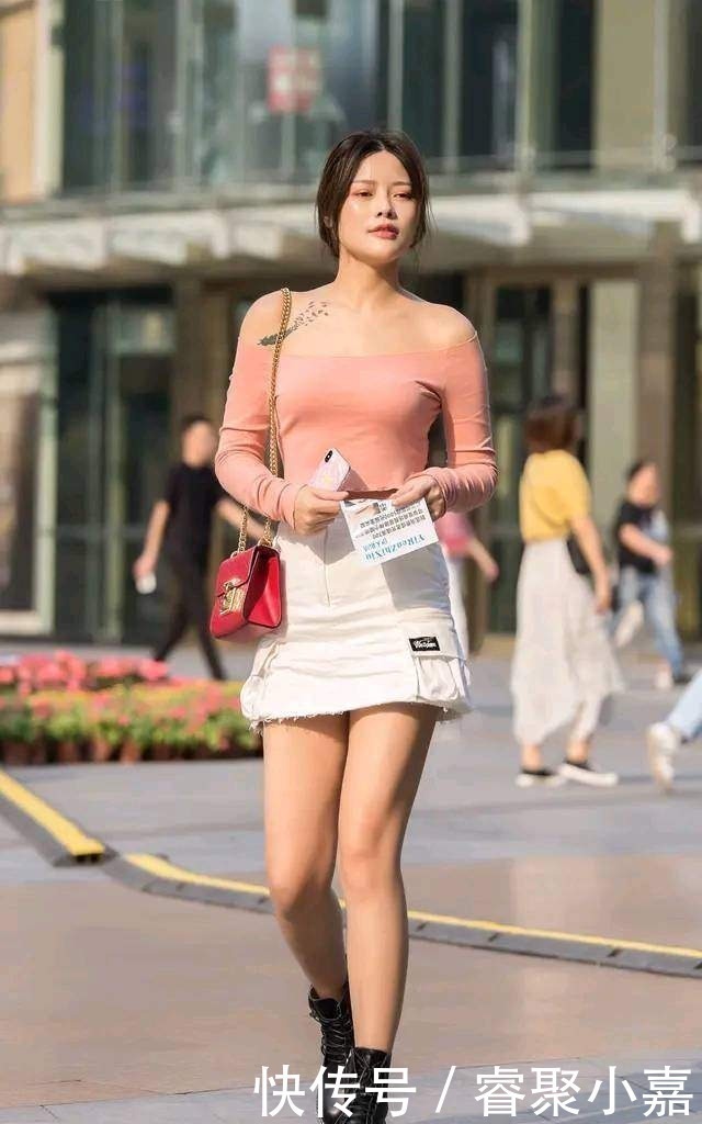 逊色|短裙这么搭配不比热裤逊色，美丽迷人，尽显高挑的身材和轻熟的美