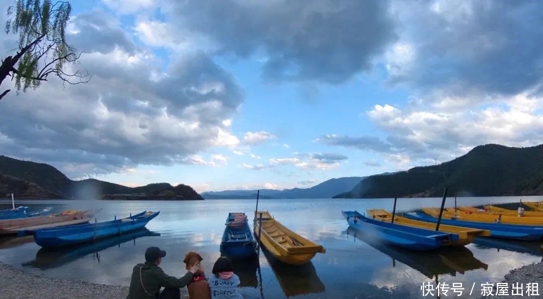 重庆小两口环游中国：穿上秋裤游泸沽湖，200块入住里格半岛