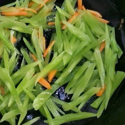 莴笋炒平菇，鲜倒眉毛，你吃过吗？