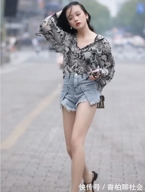 浅蓝色 同身形闺蜜出街,终于知道穿长裤和穿短裤的区别差距一目了然