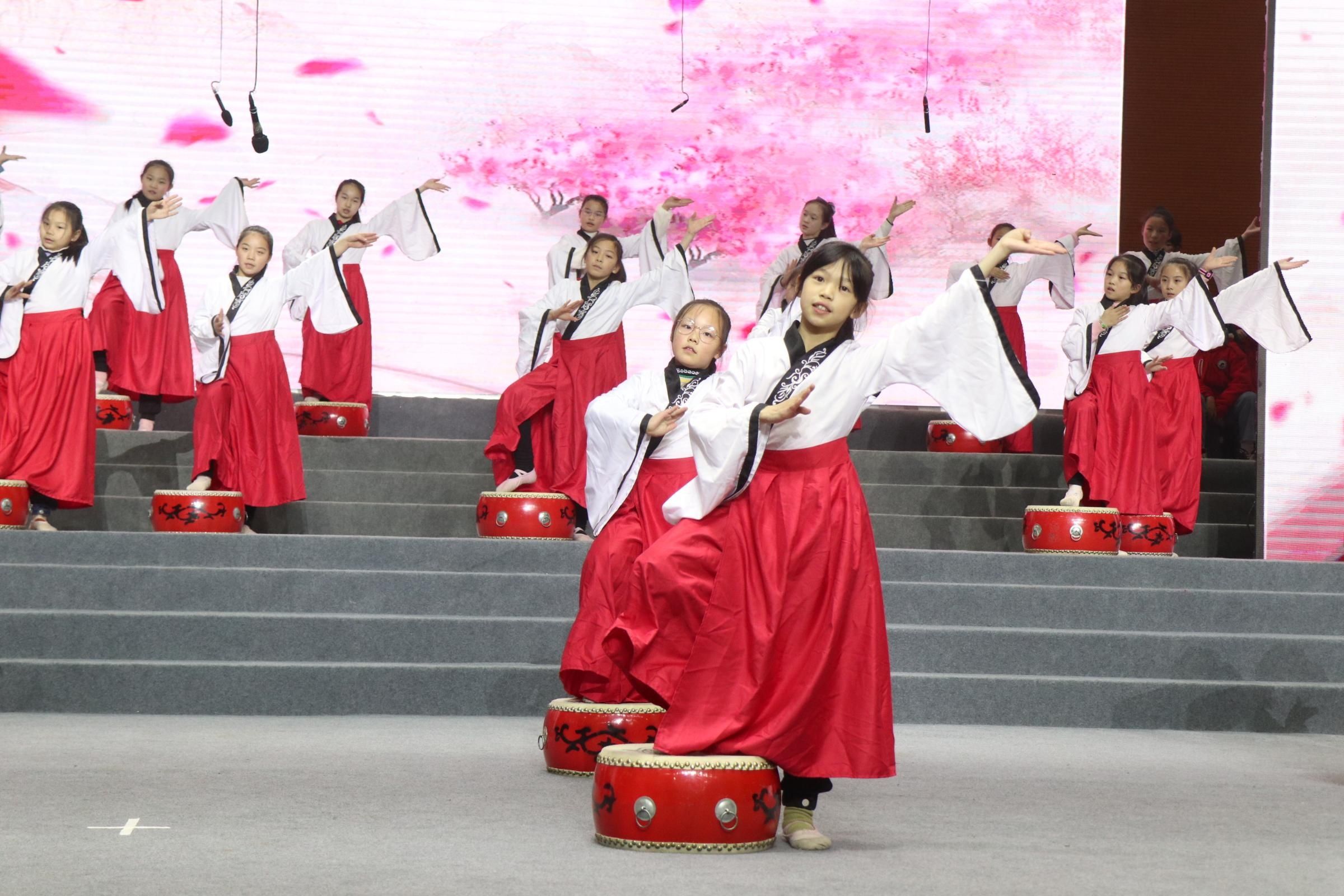  画面好美！融媒体记者探班正则学校，带你一睹为快|迎接“诗歌周 ”| 诗歌进校园