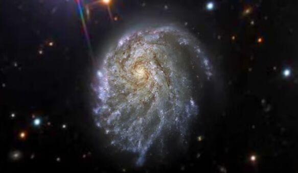 螺旋 NASA哈勃太空望远镜发现一个螺旋星系：形状扭曲却惊艳，距地球1.2亿光年