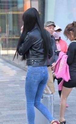 这样的微胖女孩带回家，爸爸绝对很喜欢，真想把她带回老家涨涨脸