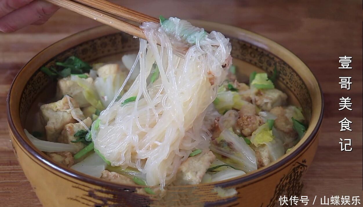 白菜里加1块豆腐，教你新做法，真是太香了，营养下饭又解馋
