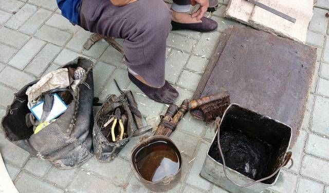 大集上老人卖多年不见的稀罕物,以前你家也有,75元一个值吗?