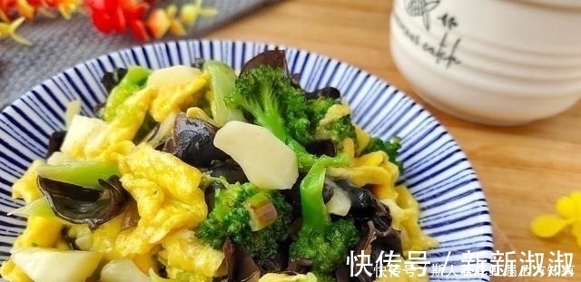 木耳炒鸡蛋|鸡蛋和这3样蔬菜一起炒，营养又低脂，入春后我家1周吃5次，太鲜了