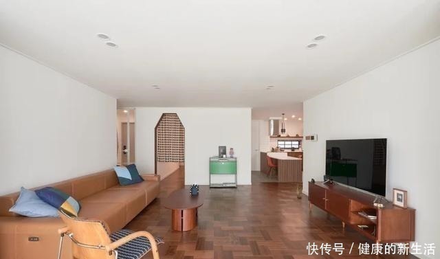 装修|别人装门位置他们家拆掉，玄关加门包成一间房，装修让人眼前一亮！