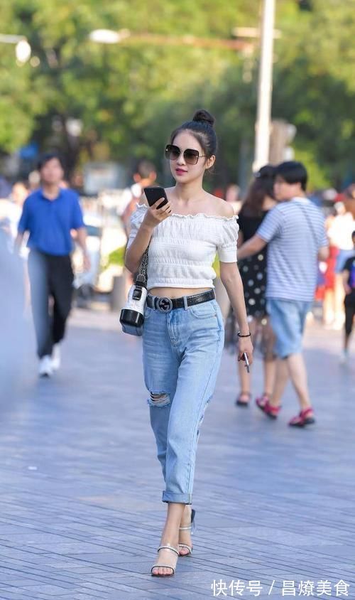 破洞牛仔裤 杏色的针织无袖衫,配高腰的白色雪纺喇叭裤,穿出了身材的美