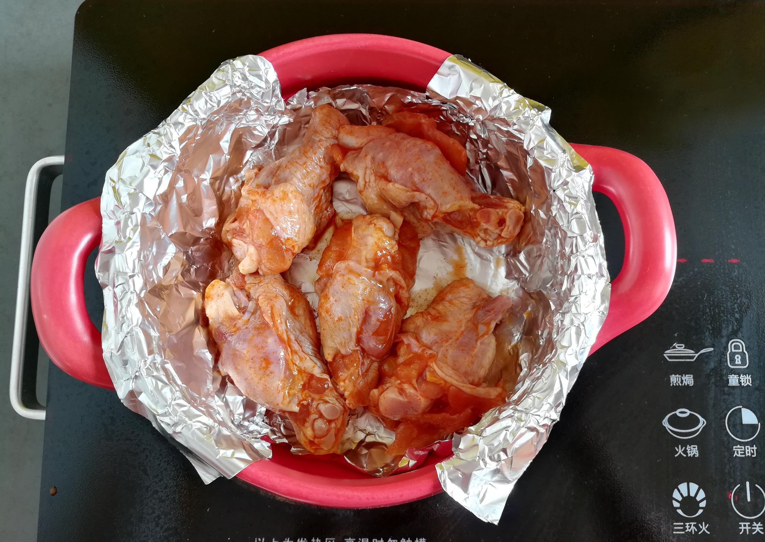 烤箱|想吃烤鸡翅，没有炉火和烤箱？我用它来做，香嫩细滑真好吃