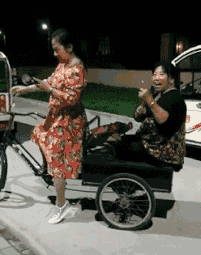 |搞笑GIF:带女朋友去动物园 我感觉好像被骗了