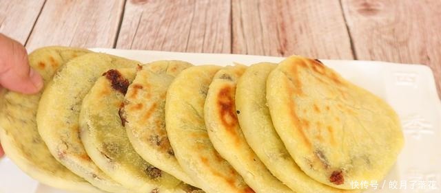 打烙饼时,有人用温水煮有人用开水,厨师的这种做法才柔软