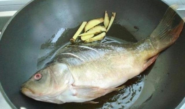 不管炖什么鱼,都别放“它”,不然鱼腥味会锁里,汤难喝又浑浊