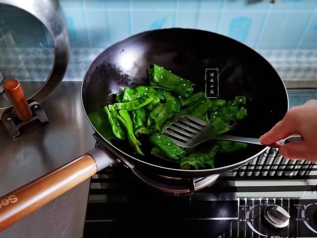 下饭|2菜1汤的午餐成本不超10元钱，干煸辣椒皮薄细嫩，干香入味下饭