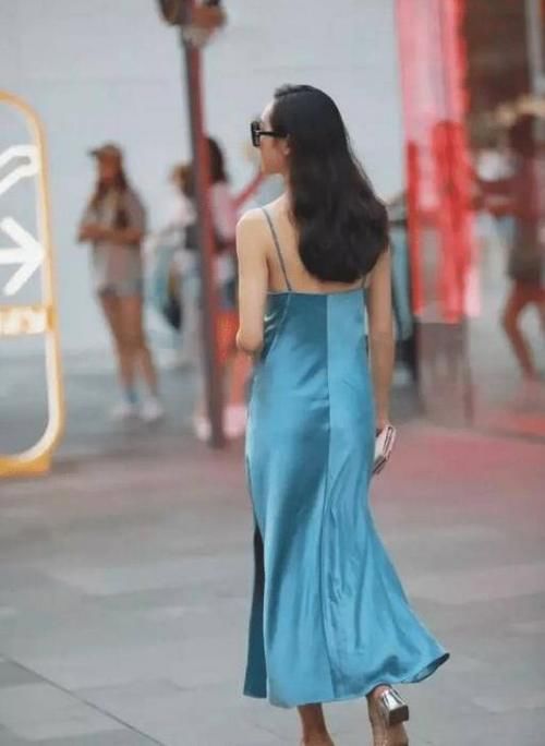 大长腿|身材丰腴美少妇，吊带开叉连衣裙，尽显气质优雅！