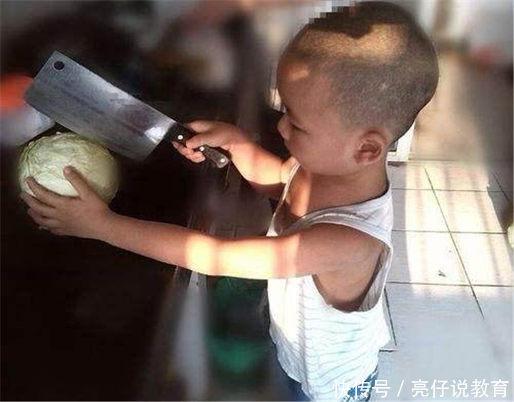 小家伙们|5岁双胞胎在家贪玩不懂事，打开防盗窗从6楼坠落，宝妈当场崩溃