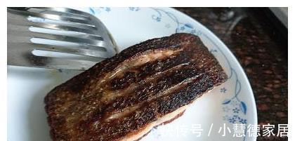 培根|煎鱼时，直接下油锅是不对的，掌握这个技巧，鱼皮不破、鱼肉不散