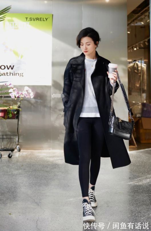 小脚|女人上了年纪,穿大衣别学小姑娘配裙子,搭这4种裤子时髦又保暖