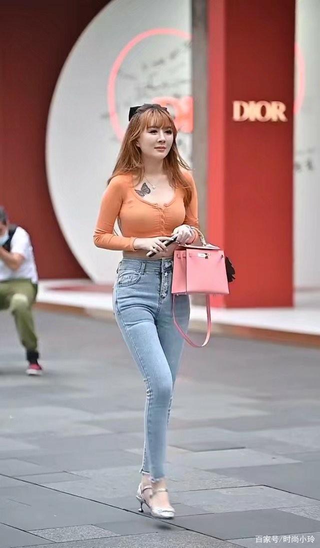 购物美女,橘黄色的小衣,穿着十分迷人