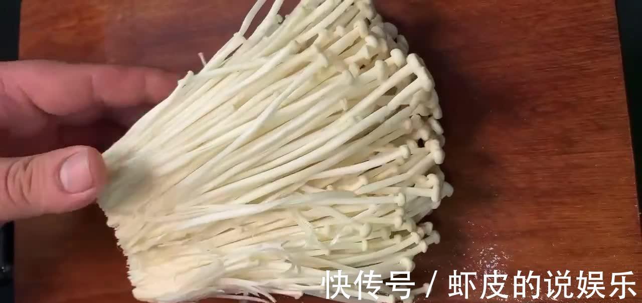 金针菇豆腐皮烧韭菜,汤鲜味美香辣入味,韧中带脆,既好吃又下饭