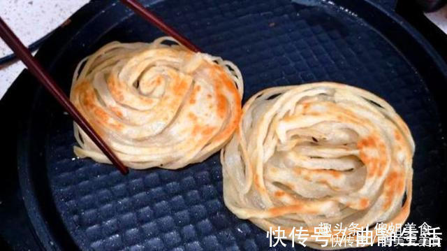 电饼铛烙饼总发硬原来错在第一步，厨娘教你1招，香软又好吃