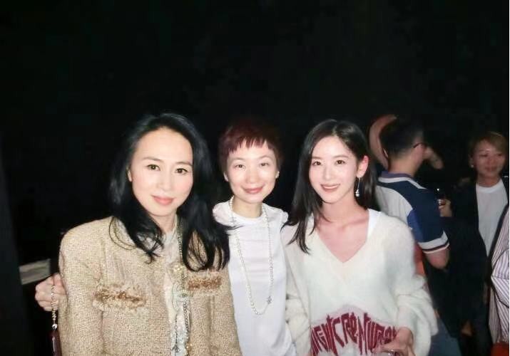 版型|章泽天不光是成功女企业家,还是潮流达人,上松下紧穿搭高级洋气