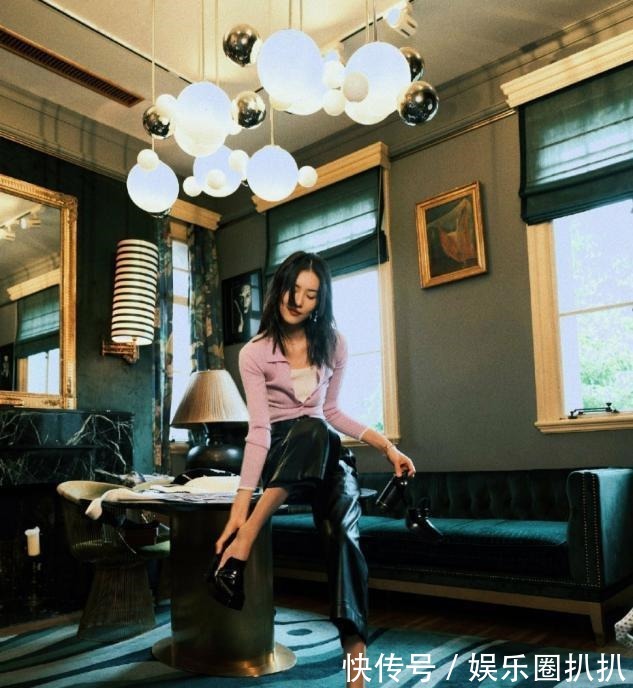 衬衣 刘雯日常穿搭也有高级范儿,花衬衣配夹克外套,酷帅又显气场!