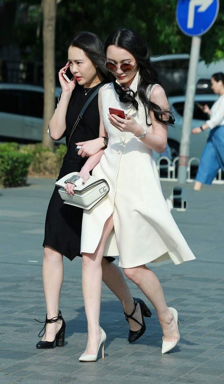 牛仔 手挽手的好闺蜜,T恤搭配牛仔短裤,走在人群中特别的显眼