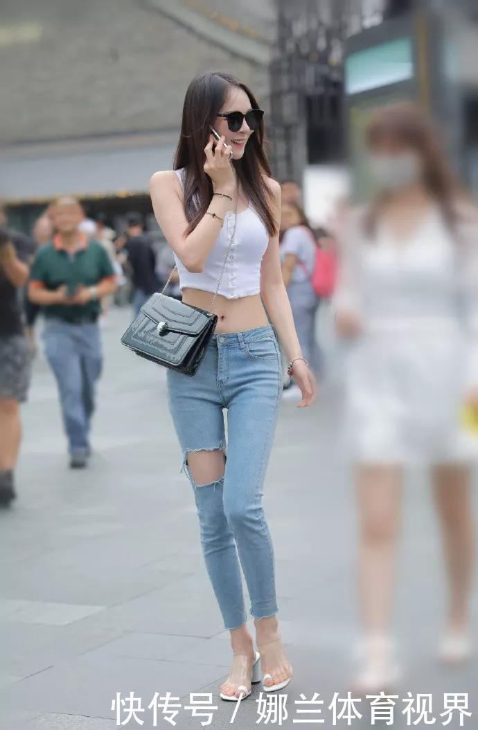 高跟鞋|美女脚上一双一字扣的金色高跟凉鞋,细高跟的样式让人爱不释手