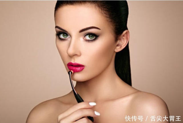 为啥很多女生涂口红,沾杯还显唇纹?这3个步骤你可能忽视了!
