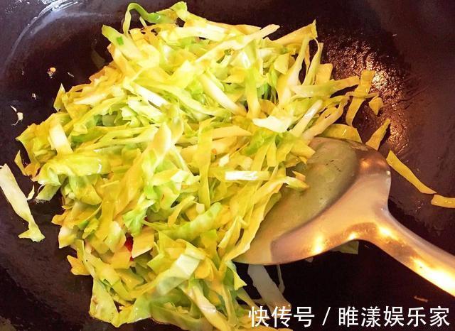 粉条|做包菜炒粉条时，学会这技巧，粉条不粘锅，比大排档做的还好吃