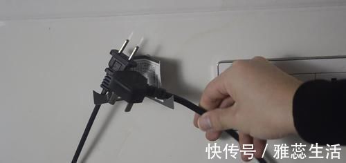 衣服上的吊牌别扔了, 剪几刀, 放在厨房里有大用处, 省钱又实用