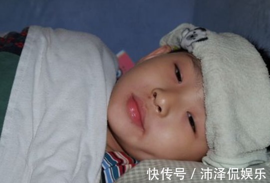 热毛巾|孩子半夜发烧,家长该用热毛巾还是冷毛巾敷很少人了解,别弄错