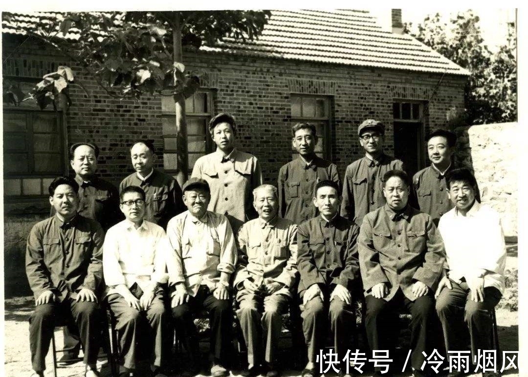 开国上将!宋任穷“枯帚体”书法引反响,结字苍然老练,却被批墨色燥润不均